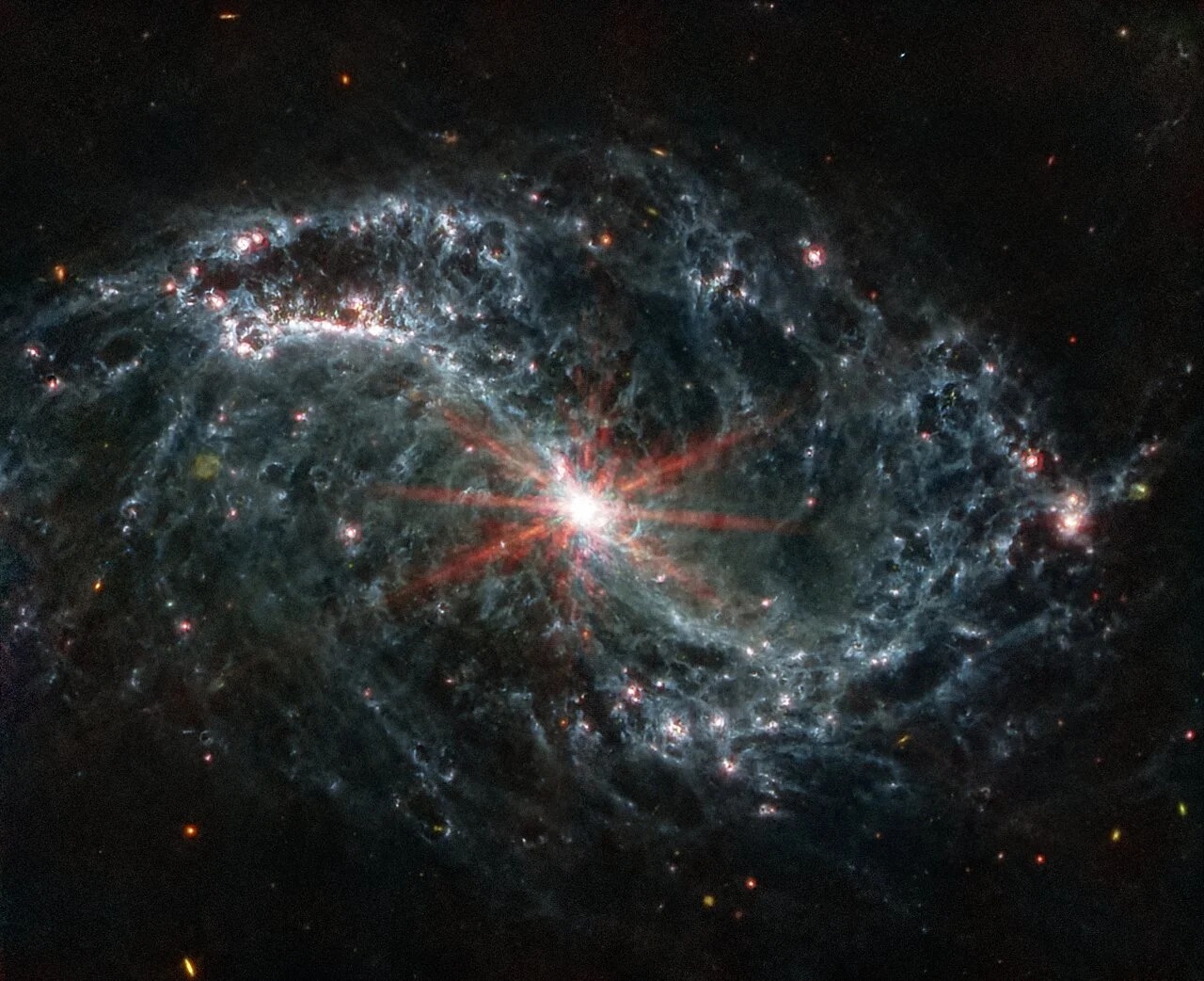 El James Webb captura remolinos de polvo y gas en las galaxias cercanas